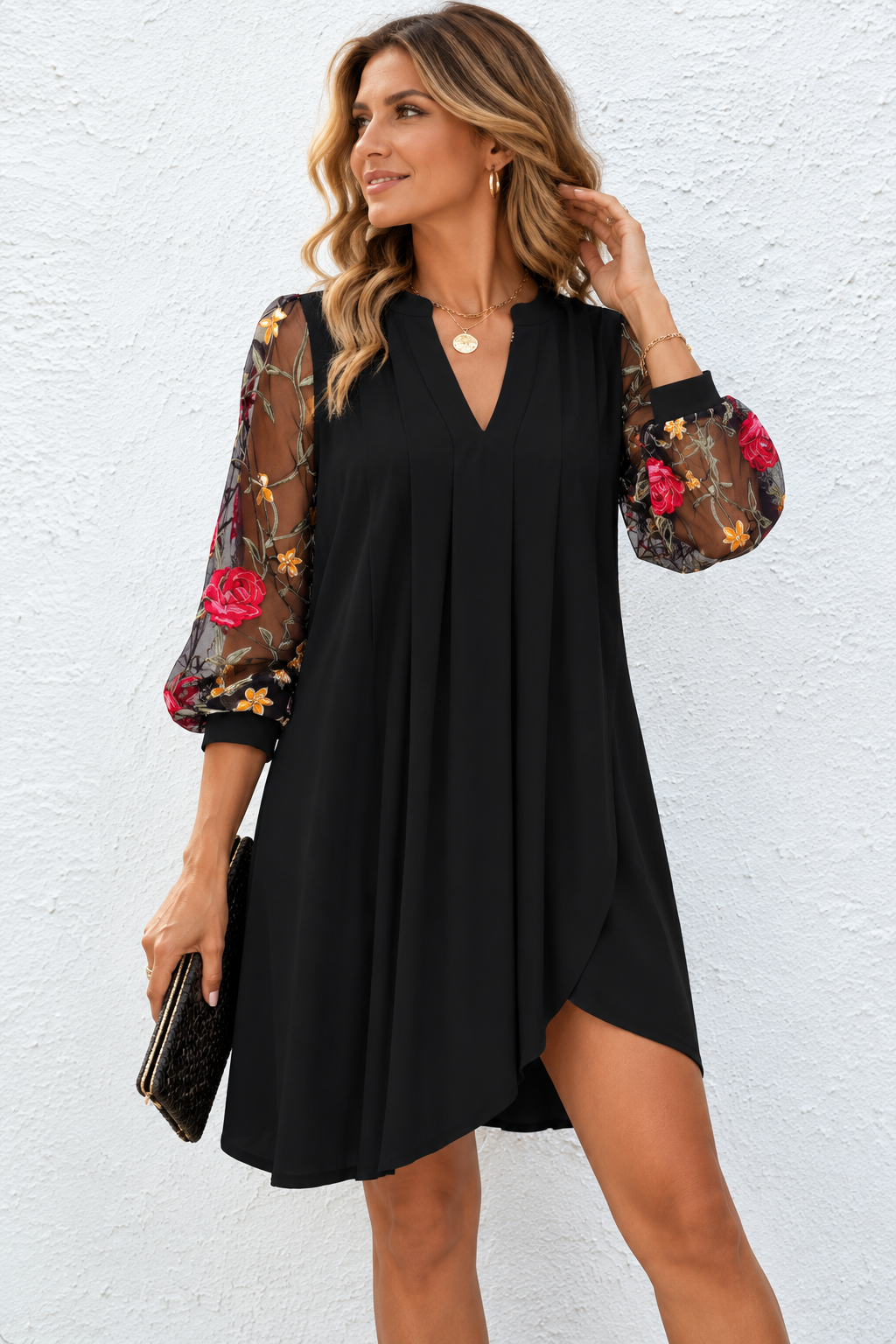 Renata | Vestido corto floral con escote en V y mangas transparentes